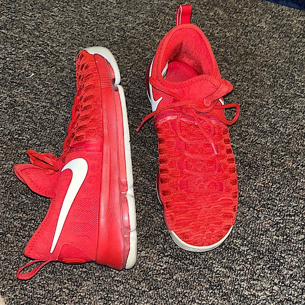 Mens size 9 Nike XD